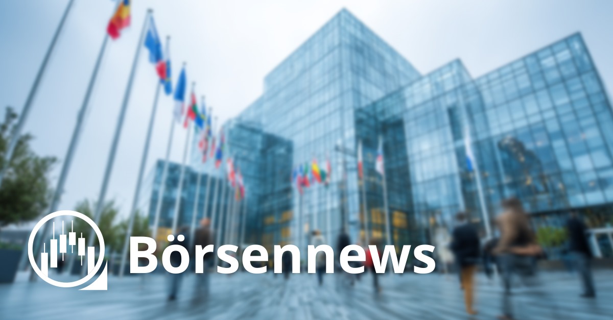 Unscharfes Foto moderner europäischer Bürogebäude mit EU-Flaggen und Menschen im Vordergrund, ergänzt durch ein Börsennews-Logo – Symbolbild für aktuelle Wirtschaftsnachrichten und Marktgeschehen in Europa.