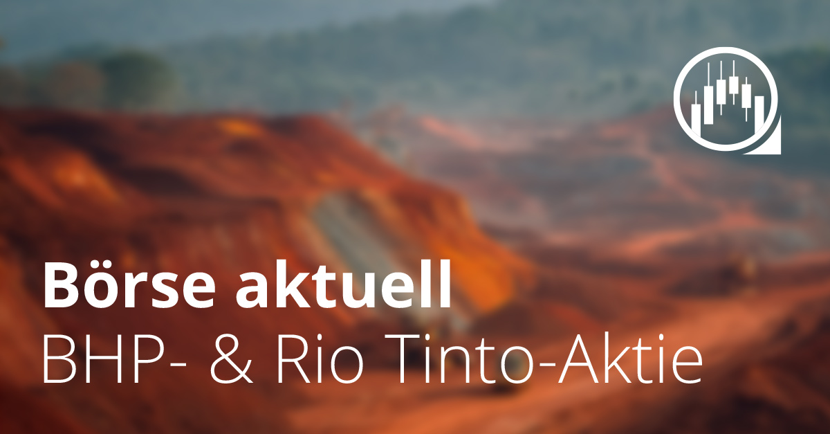 Börse aktuell: BHP- und Rio Tinto-Aktie. Verschwommene Aufnahme einer roten Erz-Mine im Hintergrund, vorne Text mit Börsenlogo.