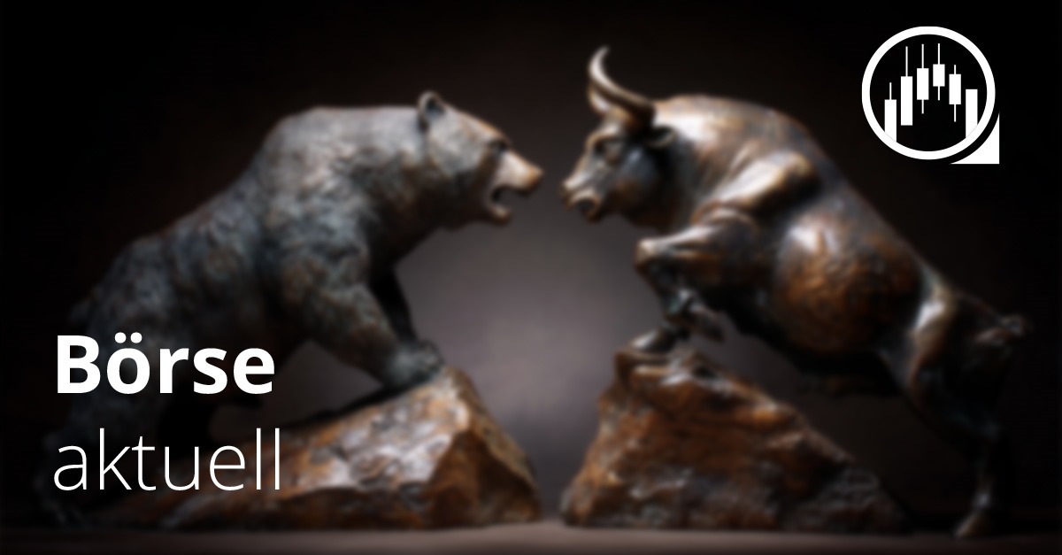 Skulpturen von Bulle und Bär als Symbole der Börse, die einander gegenüberstehen – Darstellung für Börse aktuell.