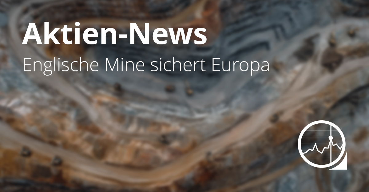 Luftaufnahme einer großen englischen Mine mit terrassenförmigem Abbau, die für die Rohstoffversorgung Europas wichtig ist