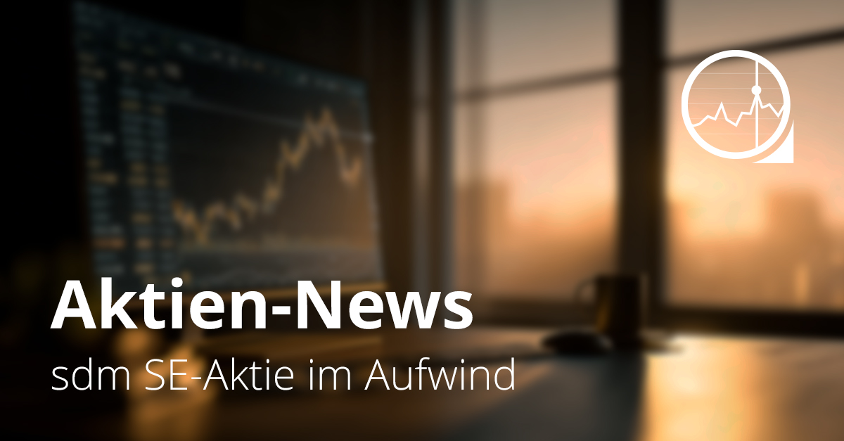 Bildschirm mit steigendem Börsenchart im Abendlicht, dazu der Text „Aktien-News – sdm SE-Aktie im Aufwind“.