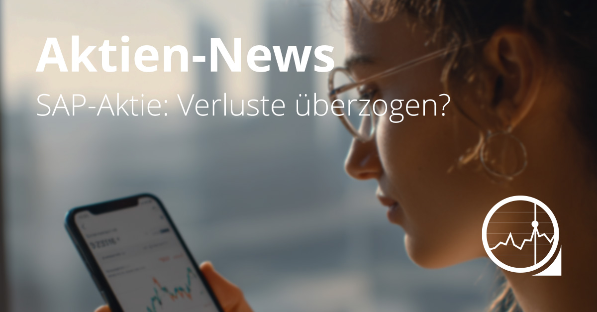 Junge Frau verfolgt Aktienkurs auf dem Smartphone, während im Hintergrund unscharf eine Skyline zu sehen ist. Text im Bild: „Aktien-News – SAP-Aktie: Verluste überzogen?“