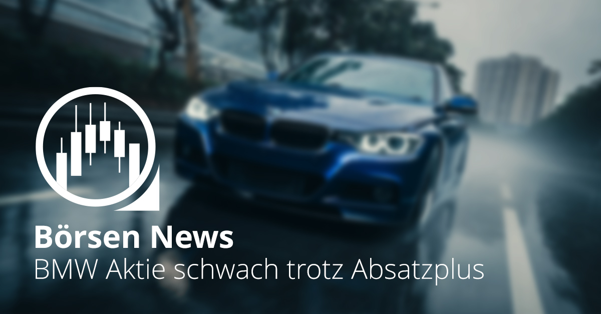Ein blauer BMW fährt auf nasser Straße bei Regen, im Vordergrund steht der Schriftzug „Börsen News BMW Aktie schwach trotz Absatzplus“.