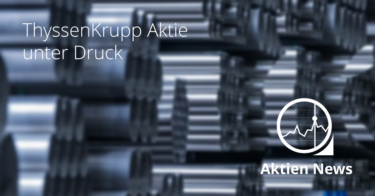 Mehrere glänzende Stahlzylinder liegen gestapelt nebeneinander. Darüber steht der Schriftzug „ThyssenKrupp Aktie unter Druck“, unten das Logo mit der Aufschrift „Aktien News“.