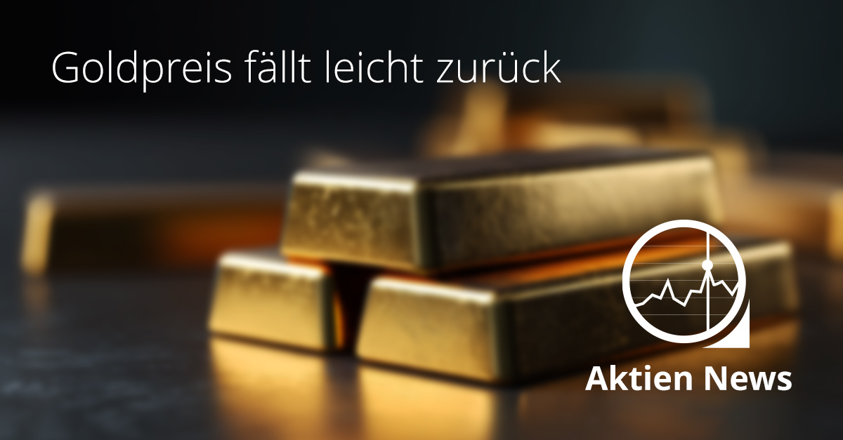 Goldbarren liegen auf dunkler Fläche.