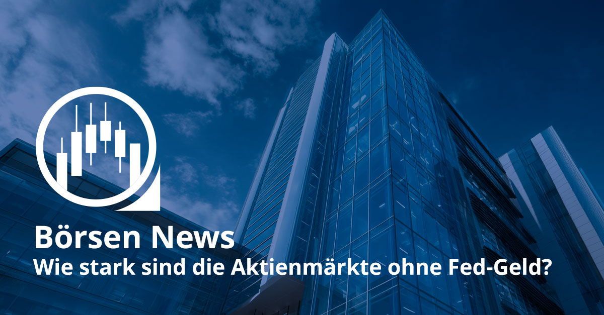 Moderner Büro-Tower mit blauer Glasfassade unter Himmel. Das Bild steht symbolisch für Finanzmärkte und fragt, wie stark Aktien ohne Fed-Geld bleiben.