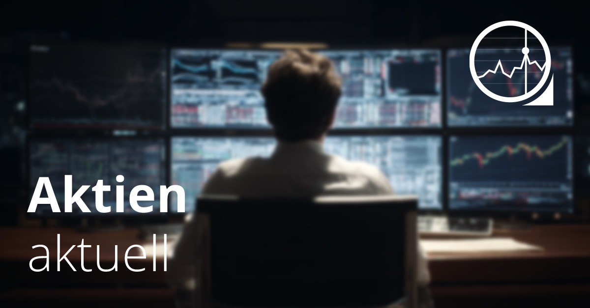 Ein Mann sitzt vor seinem Monitor und beobachtet den NASDAQ 100 Chart an der Börse.