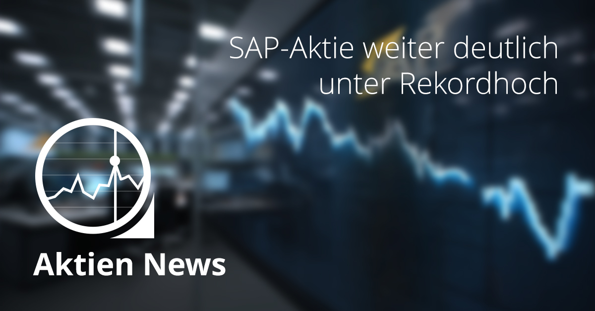 Leicht steigender SAP-Aktienkurs vor Hintergrund des SAP-Logos und eines Börsenschirms.