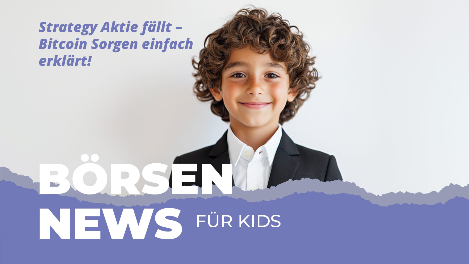 Ein lächelnder Junge im Anzug steht vor hellem Hintergrund. Links über ihm steht der Text „Strategy Aktie fällt – Bitcoin Sorgen einfach erklärt!“. Unten im Bild befindet sich ein breites violettes Band mit der Aufschrift „Börsen News für Kids“. Das Bild vermittelt kindgerechte Finanzbildung zu aktuellen Kryptowährungs-Themen.