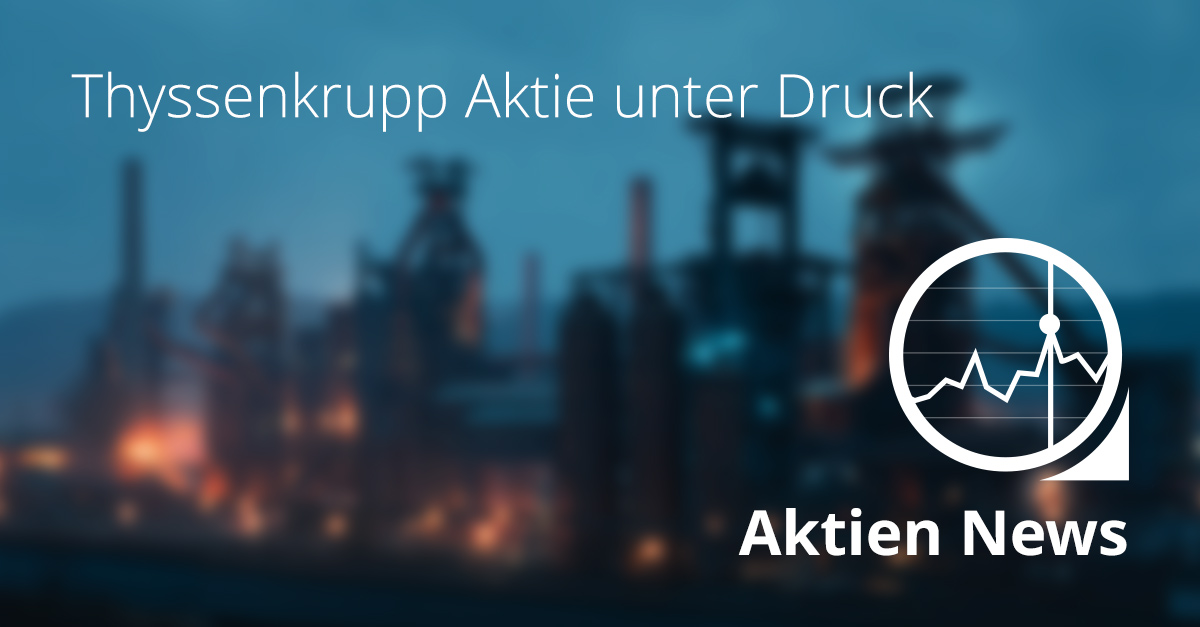 Industrieanlage von thyssenkrupp mit Hochöfen und Rauchfahnen im Abendlicht