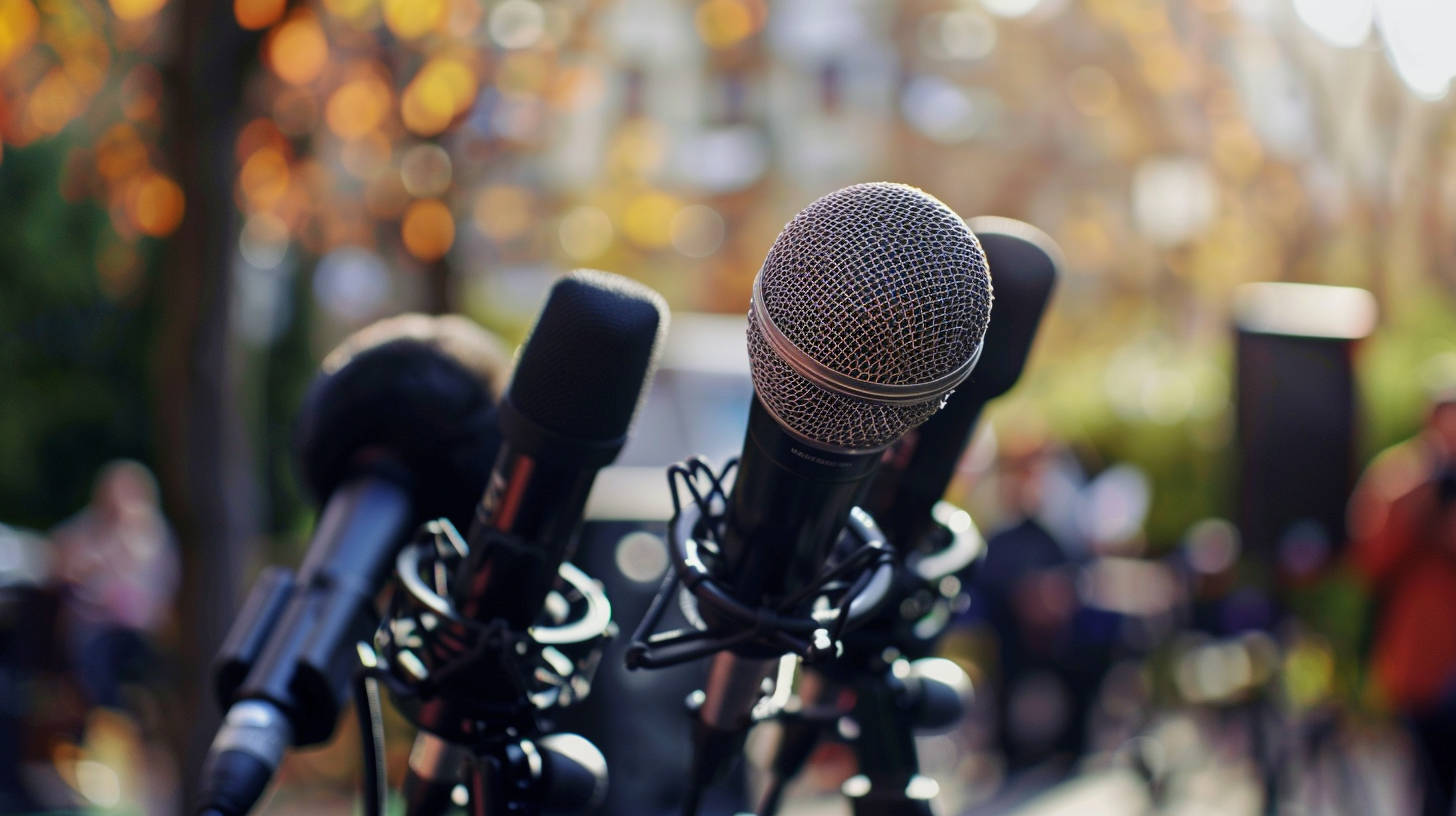 Tesla-Roboter verteilt Popcorn auf Berliner Weihnachtsmarkt
